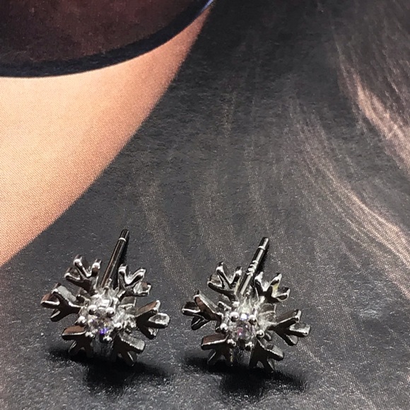 S925 Christmas Snowflake Stud Earrings - Picture 3 of 5